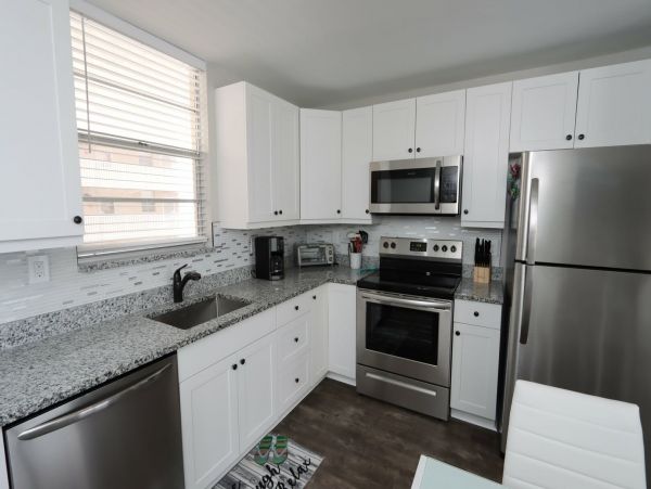 Lovely Condo w/ access to 2 Pools & 10 Har-Tru Tennis Courts