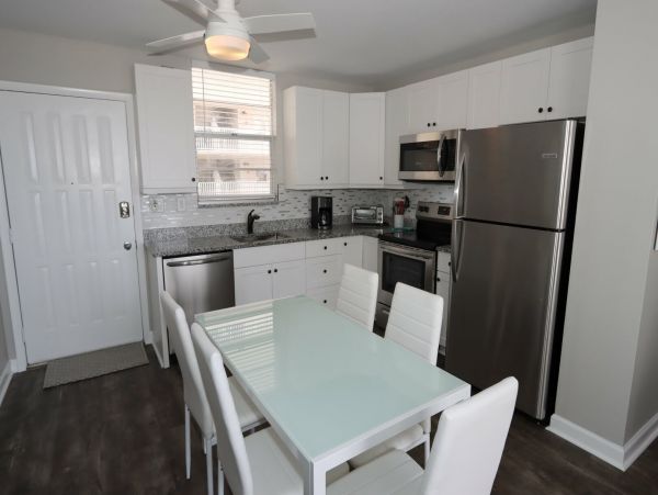 Lovely Condo w/ access to 2 Pools & 10 Har-Tru Tennis Courts