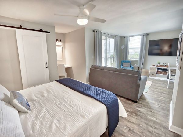 Lovely Condo w/ access to 2 Pools & 10 Har-Tru Tennis Courts