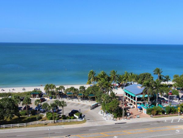 Lovely Condo w/ access to 2 Pools & 10 Har-Tru Tennis Courts