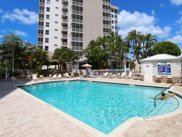 Lovely Condo w/ access to 2 Pools & 10 Har-Tru Tennis Courts