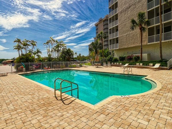Lovely Condo w/ access to 2 Pools & 10 Har-Tru Tennis Courts