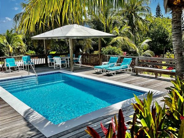 Beachfront 6 Bedroom Vacation Estate in Bahamas