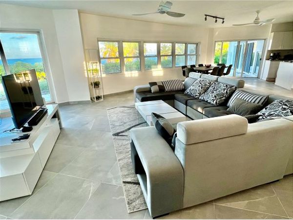 Beachfront 6 Bedroom Vacation Estate in Bahamas