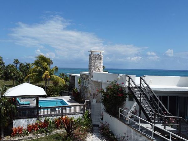 Beachfront 6 Bedroom Vacation Estate in Bahamas