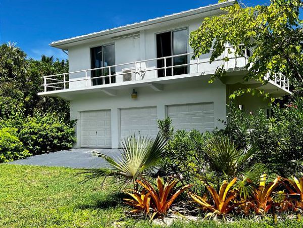 Beachfront 6 Bedroom Vacation Estate in Bahamas