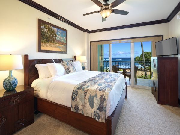 Beachfront Two Bedroom Vacation Condo in Kapa'a