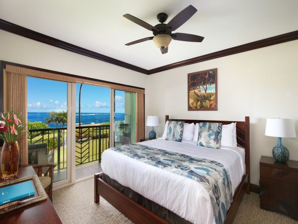 Beachfront Two Bedroom Vacation Condo in Kapa'a