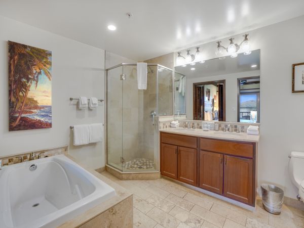 Kapa'a Two Bedroom Luxurious Oceanfront Retreat