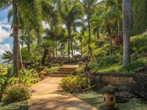 Oceanfront Three Bedroom Kilauea Vacation Rental