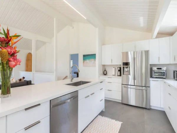 Tranquil Island Retreat with Scenic Mountain and Golf Course Views