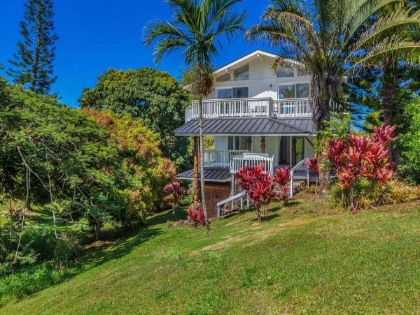 Tranquil Island Retreat with Scenic Mountain and Golf Course Views