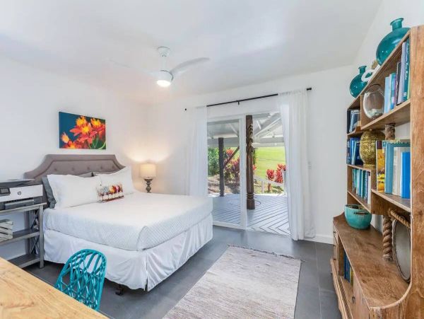 Tranquil Island Retreat with Scenic Mountain and Golf Course Views