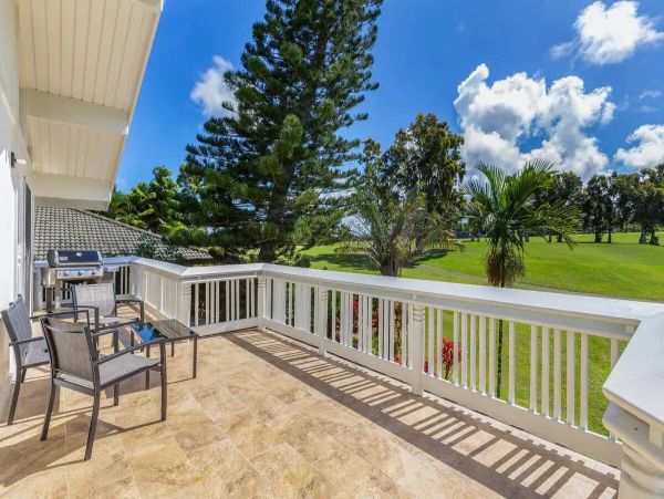 Tranquil Island Retreat with Scenic Mountain and Golf Course Views