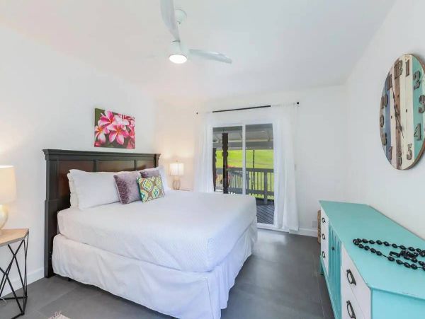 Tranquil Island Retreat with Scenic Mountain and Golf Course Views