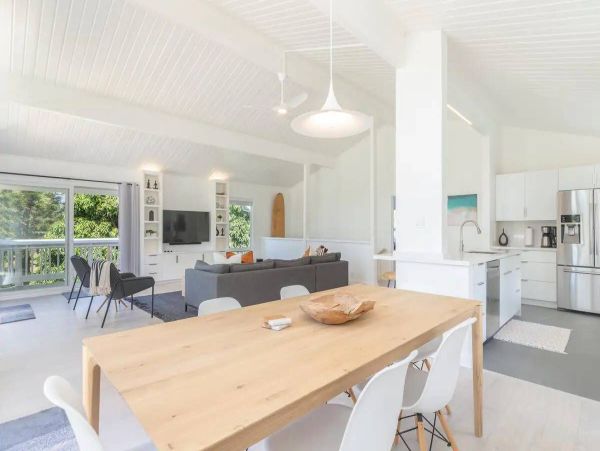 Tranquil Island Retreat with Scenic Mountain and Golf Course Views