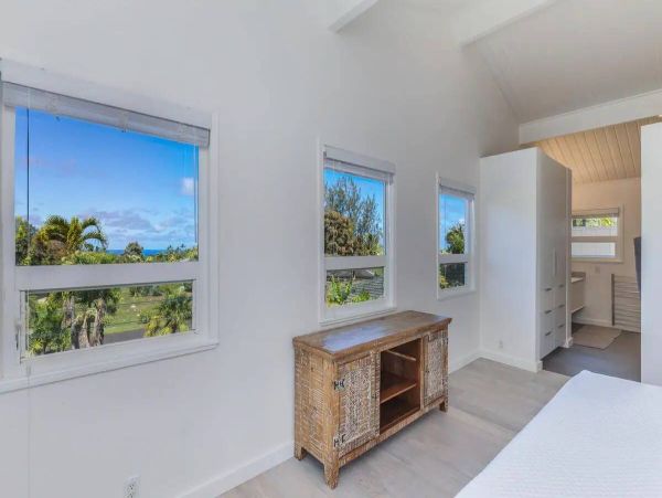 Tranquil Island Retreat with Scenic Mountain and Golf Course Views