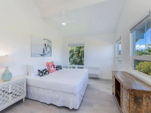 Tranquil Island Retreat with Scenic Mountain and Golf Course Views