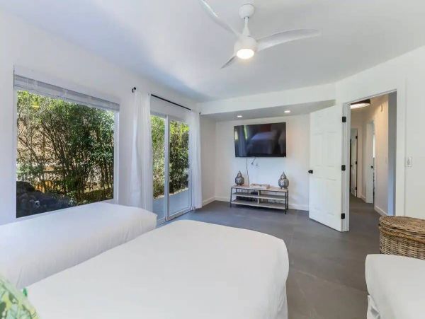 Tranquil Island Retreat with Scenic Mountain and Golf Course Views