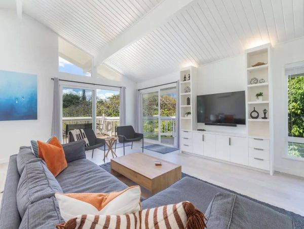 Tranquil Island Retreat with Scenic Mountain and Golf Course Views