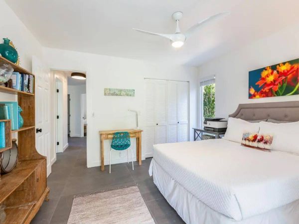 Tranquil Island Retreat with Scenic Mountain and Golf Course Views