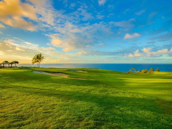 Tranquil Island Retreat with Scenic Mountain and Golf Course Views