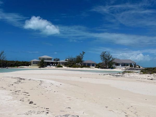 Beautiful Beach House on Little Exuma with Private Beach