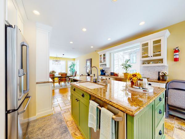 Spacious 6 Bedroom Vacation Condo in Vail