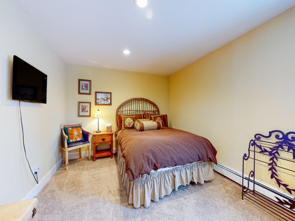 Spacious 6 Bedroom Vacation Condo in Vail
