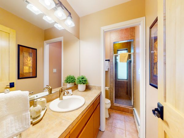Spacious 6 Bedroom Vacation Condo in Vail