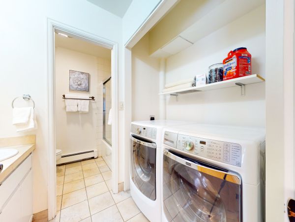 Spacious 6 Bedroom Vacation Condo in Vail