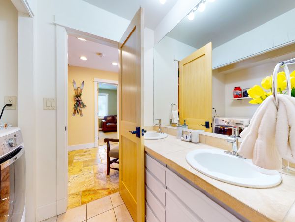 Spacious 6 Bedroom Vacation Condo in Vail