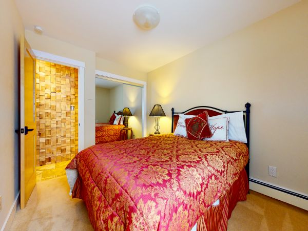 Spacious 6 Bedroom Vacation Condo in Vail