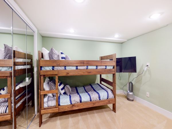 Spacious 6 Bedroom Vacation Condo in Vail