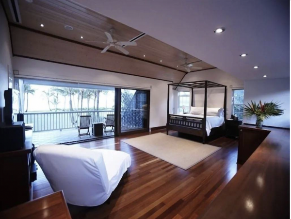 Beachfront Luxury Vacation Villa with Cottage