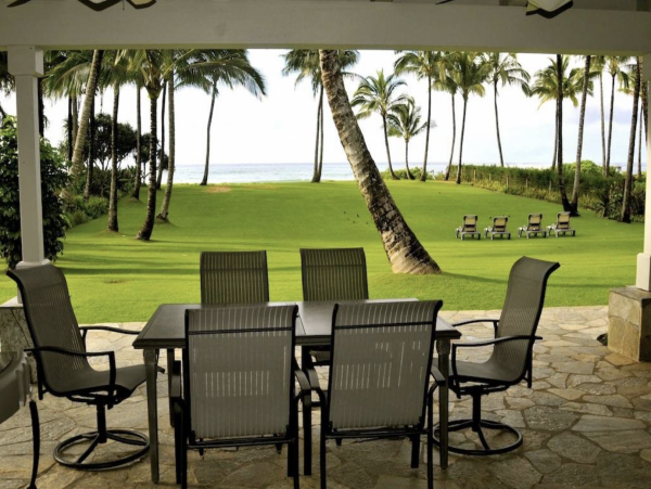 Beachfront Luxury Vacation Villa with Cottage