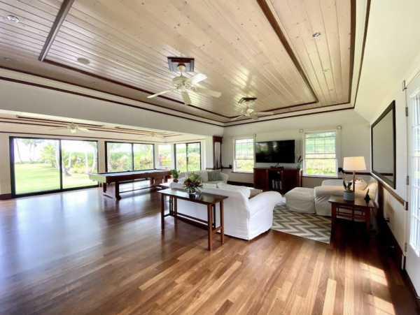Beachfront Luxury Vacation Villa with Cottage