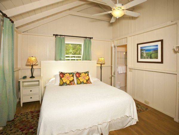 Discover the Charm of Our Renovated 2-Bedroom Cottage in Hanalei Bay
