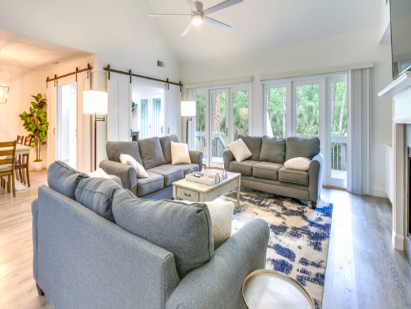 Five Bedroom House 0.7 miles to the beach with pool access