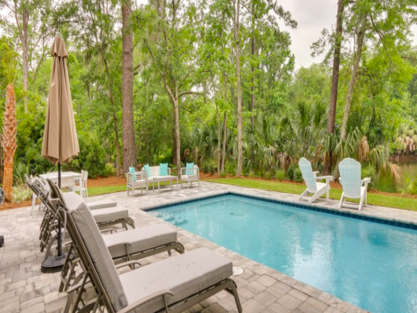 Five Bedroom House 0.7 miles to the beach with pool access