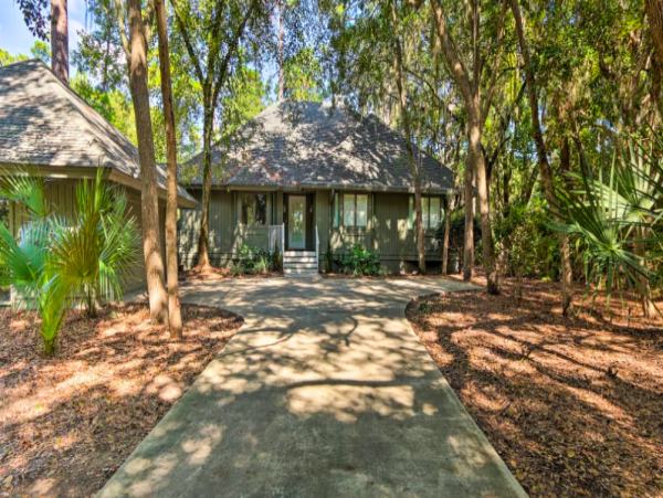 Five Bedroom House 0.7 miles to the beach with pool access