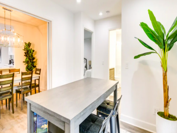 Five Bedroom House 0.7 miles to the beach with pool access