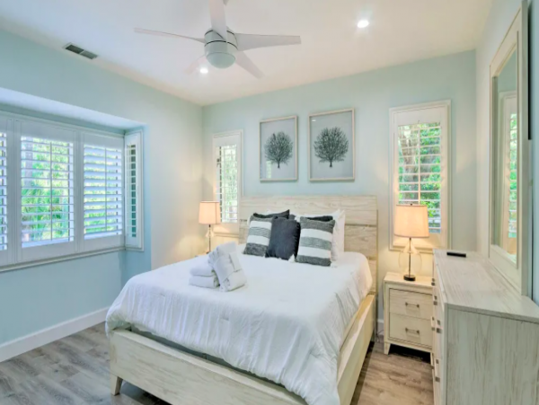 Five Bedroom House 0.7 miles to the beach with pool access