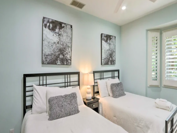 Five Bedroom House 0.7 miles to the beach with pool access