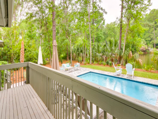 Five Bedroom House 0.7 miles to the beach with pool access