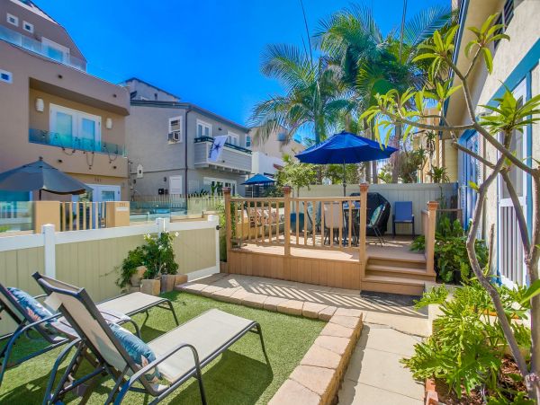 Charming 2 Bedroom Vacation Cottage Walk to Beach