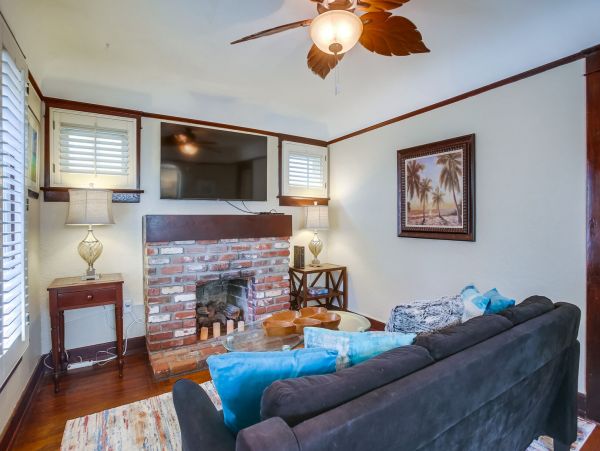 Charming 2 Bedroom Vacation Cottage Walk to Beach