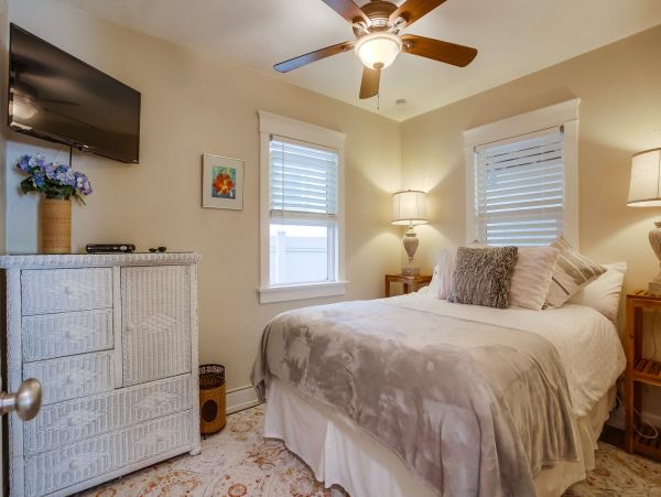 Charming 2 Bedroom Vacation Cottage Walk to Beach