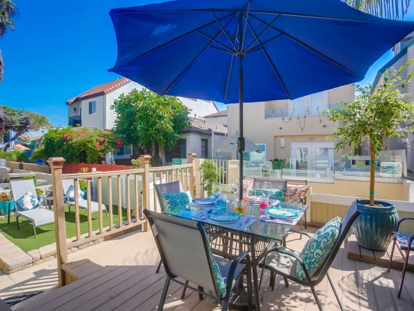 Charming 2 Bedroom Vacation Cottage Walk to Beach