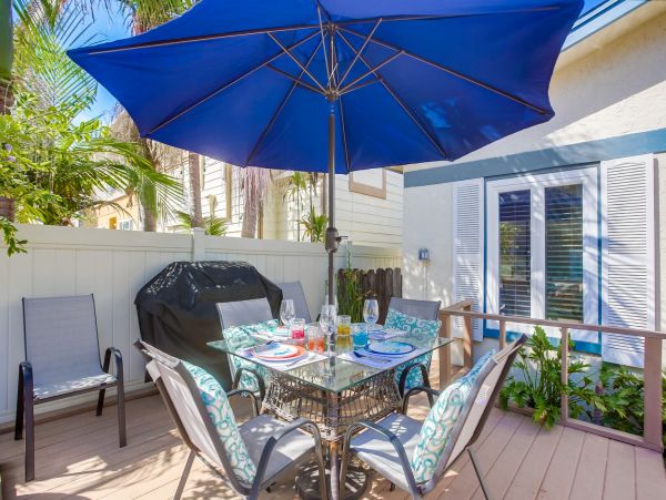 Charming 2 Bedroom Vacation Cottage Walk to Beach